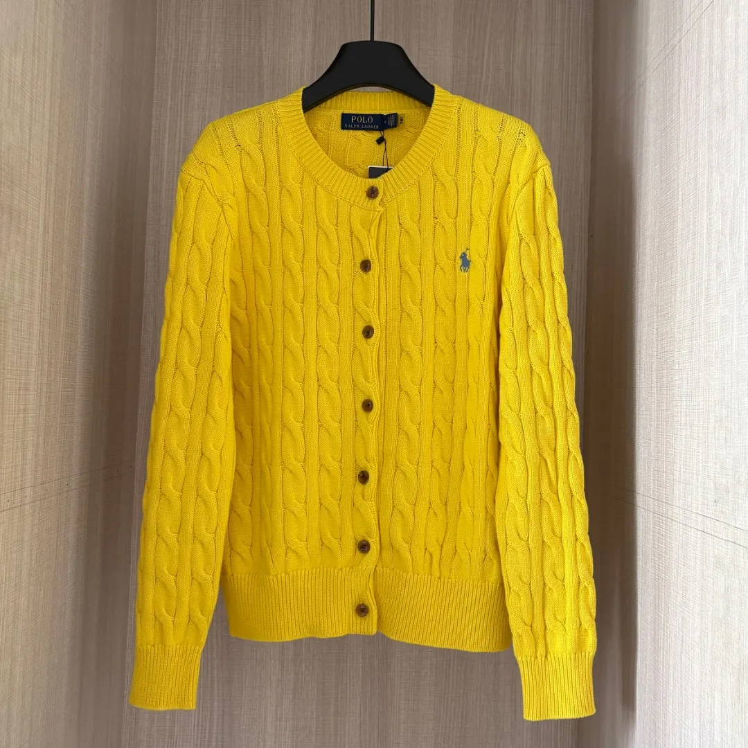 P220 RALPH LAUREN Ralph Lauren sixteen colors classic small label embroidery hemp cardigan round neck long sleeve button knitted sweater men's and women's tops Size: S M L It is made of pure cotton yarn and multi-knitted pure cotton, which is skin-friendly and comfortable. Small label war horse embroidery twist button round neck cardigan sweater🐎High quality. Follow the blogger to learn how to wear it! Let’s buy a Ralph Lauren cable sweater. It’s a super hard-to-find series after it became popular. It’s hard to find one on the official website. It’s simple and practical, has a lazy and loose feel, soft and delicate feel, and has a loose fit. Whether worn alone or layered, you can wear a simple one to create different styles of fashion!